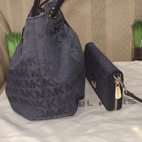 Bundle of Michael Kors Monogram Canvas Navy Tote & Continental Wallet Wristlet - Picture 6 of 16